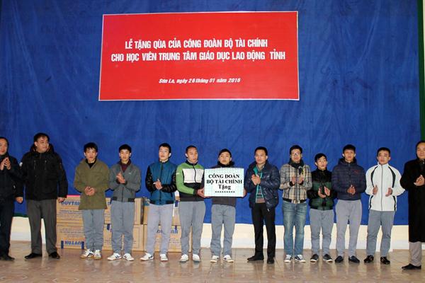 Đoàn thanh niên và Công đoàn Bộ Tài chính thăm và tặng quà học viên tại Trung tâm 