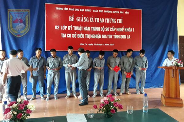 Trao chứng chỉ nghề cho học viên tại Cơ sở Điều trị nghiện ma túy tỉnh