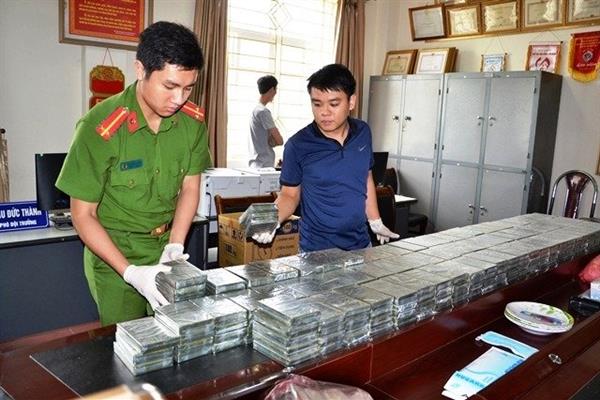 Bắt giữ hai đối tượng vận chuyển hơn 300 bánh heroin