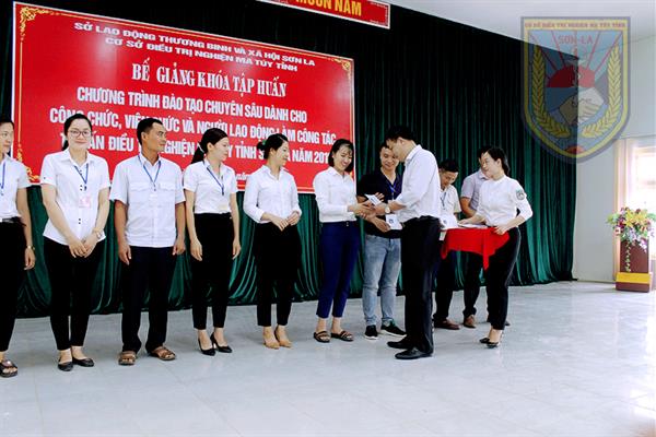 Bế Giảng khóa tập huấn chương trình đào tạo chuyên sâu dành cho viên chức, người lao động làm công tác cai nghiện ma túy tỉnh tại Cơ sở Điều trị nghiện ma túy tỉnh Sơn La