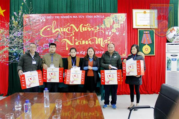 Công đoàn Viên chức tỉnh Sơn La tặng quà tết viên chức Cơ sở Điều trị nghiện ma túy tỉnh có hoàn cảnh khó khăn