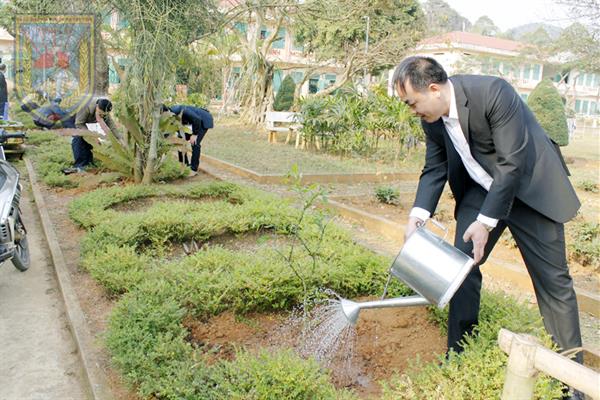 Ra quân trồng cây đầu năm tại Cơ sở Điều trị nghiện ma túy tỉnh