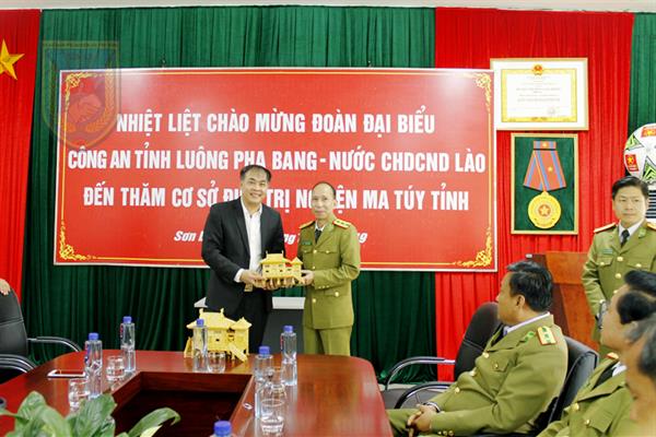 Đoàn Công an tỉnh Luông Pha Bang, nước CHDC nhân dân Lào đến thăm Cơ sở Điều trị nghiện ma túy tỉnh Sơn La