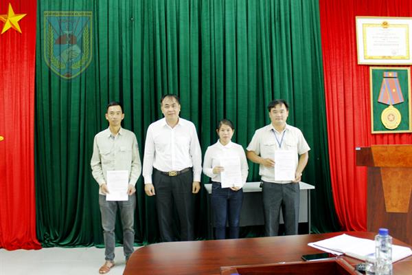 Chi bộ trao Quyết định công nhận đảng viên chính thức cho 04 đảng viên.
