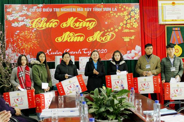 Công đoàn Viên chức tỉnh Sơn La tặng quà tết viên chức Cơ sở Điều trị nghiện ma túy tỉnh có hoàn cảnh khó khăn
