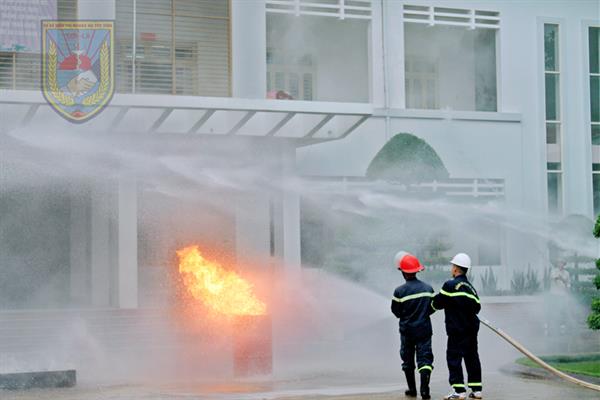 Tập huấn nghiệp vụ PCCC&CNCH và thực tập Phương án chữa cháy phối hợp cho viên chức, người lao động Cơ sở Điều trị nghiện ma túy tỉnh