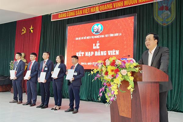 Chi bộ Cơ sở Điều trị nghiện ma túy tỉnh kết nạp đảng viên mới