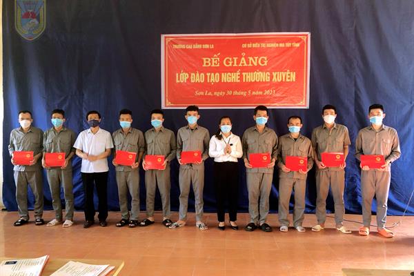 Bế giảng lớp đào tạo nghề kỹ thuật nuôi và phòng trị bệnh cho gia cầm