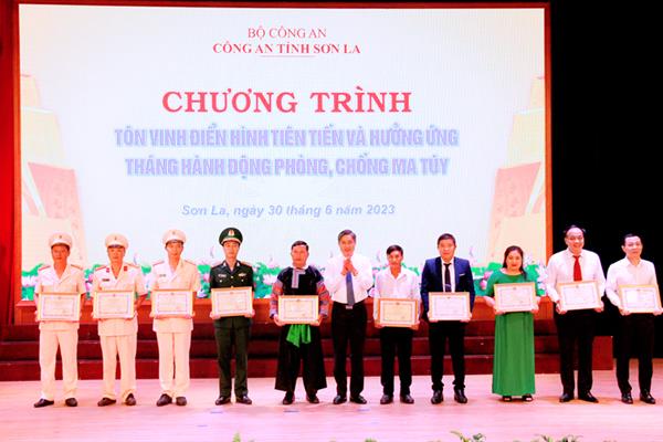 Chương trình tôn vinh điển hình tiên tiến trong phòng chống ma túy và hưởng ứng tháng hành động phòng chống ma tuý