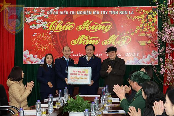 Chủ tịch Hội đồng nhân dân tỉnh; Huyện ủy Mai Sơn; Sở Lao động - Thương binh và Xã hội; UBND huyện Mộc Châu, Mường La, Vân Hồ chúc tết Cơ sở Điều trị nghiện ma túy tỉnh