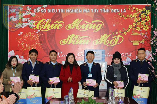 Công đoàn viên chức tỉnh tặng quà tết Cơ sở Điều trị nghiện ma túy tỉnh và viên chức có hoàn cảnh khó khăn.