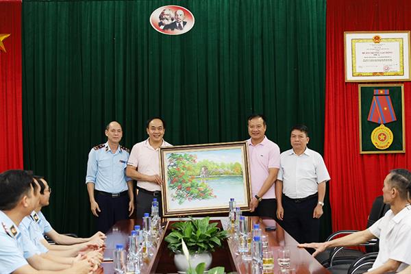 Đoàn công tác Cơ sở cai nghiện ma túy số 5, thành phố Hà Nội thăm, trao đổi trong công tác điều trị nghiện ma túy.