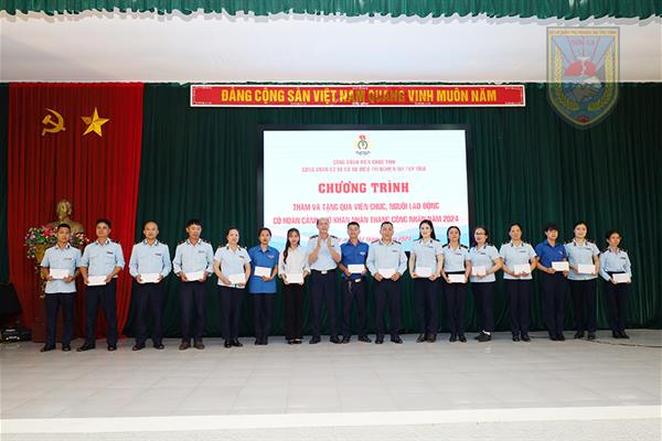 Công đoàn Cơ sở tặng quà cho đoàn viên có hoàn cảnh khó khăn nhân Tháng Công nhân năm 2024