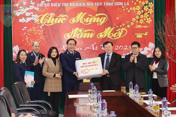 Chủ tịch Hội đồng nhân dân tỉnh; Huyện ủy Mai Sơn; Sở Lao động - Thương binh và Xã hội; UBND huyện Mộc Châu tặng quà tết Cơ sở Điều trị nghiện ma túy tỉnh