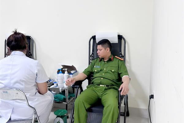 Cán bộ, chiến sỹ, hợp đồng lao động chuyên môn Cơ sở cai nghiện ma túy kịp thời hiến máu cứu sản phụ qua cơn nguy kịch