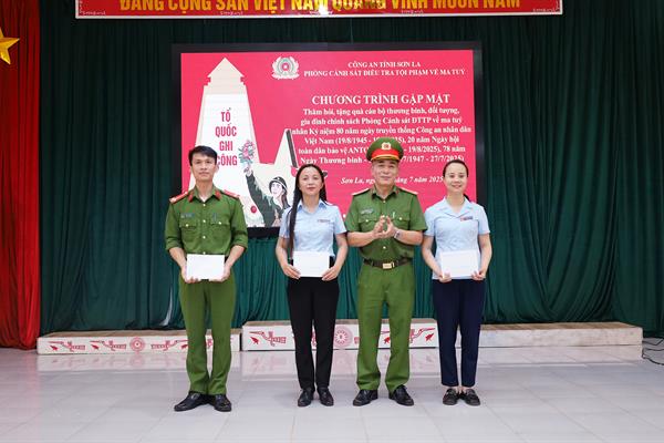 Cụm thi đua khối Cơ quan Cảnh sát điều tra, Công an tỉnh Sơn La tặng quà ngày Thương binh, Liệt sĩ 27/7