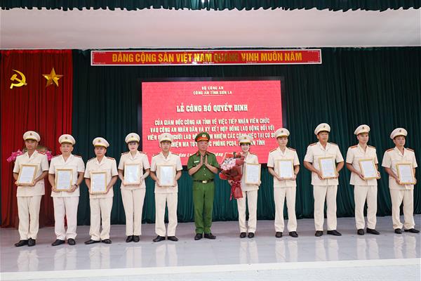 Lễ công bố Quyết định của Giám đốc Công an tỉnh về việc tiếp nhận Viên chức vào CAND và ký kết hợp đồng lao động đối với viên chức, người lao động đảm nhiệm các công việc tại Cơ sở cai nghiện ma tuý  thuộc Phòng PC04, Công an tỉnh